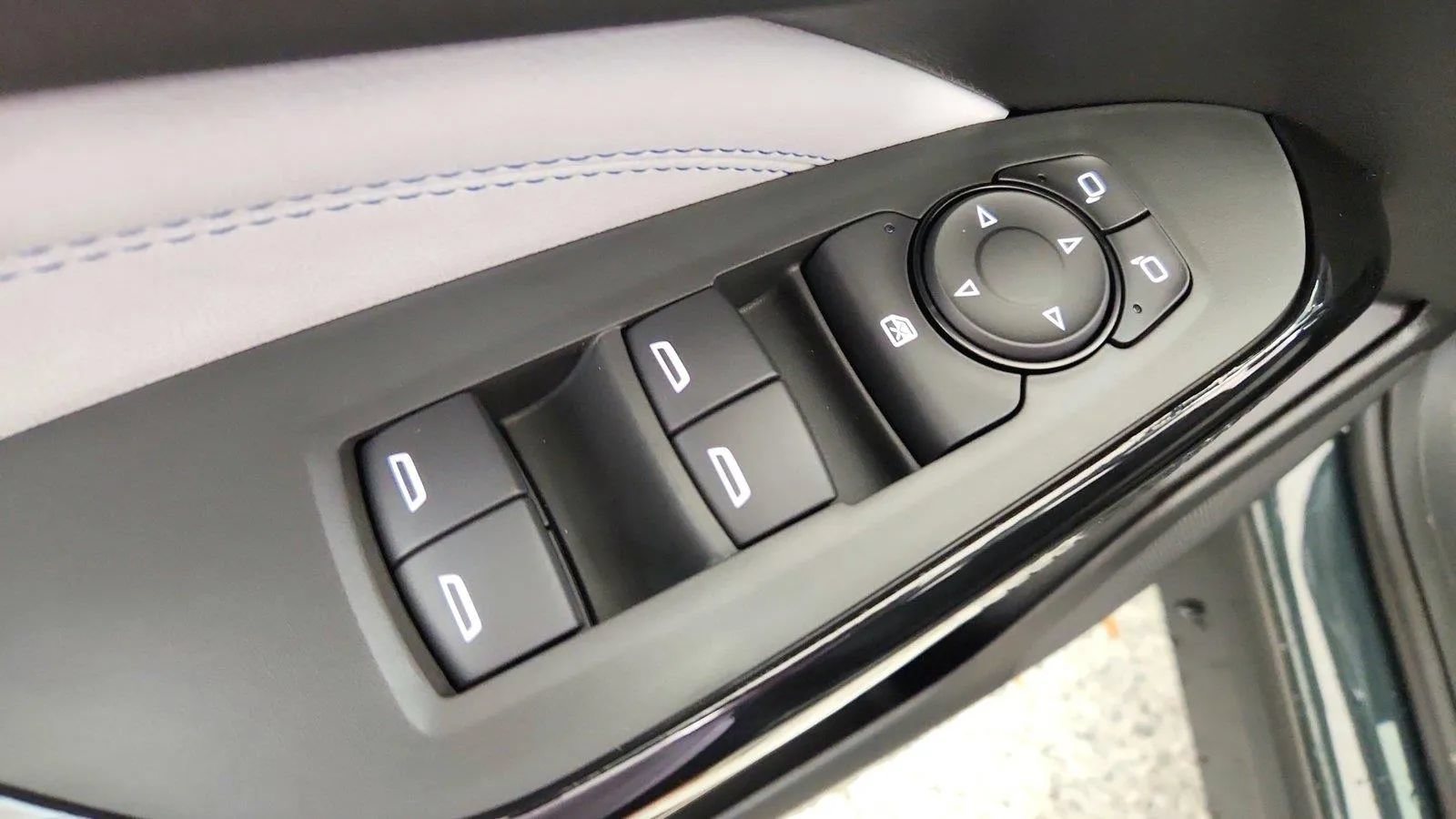New 2026 Chevrolet Trax LT w/ Sunroof Package FWD image 24