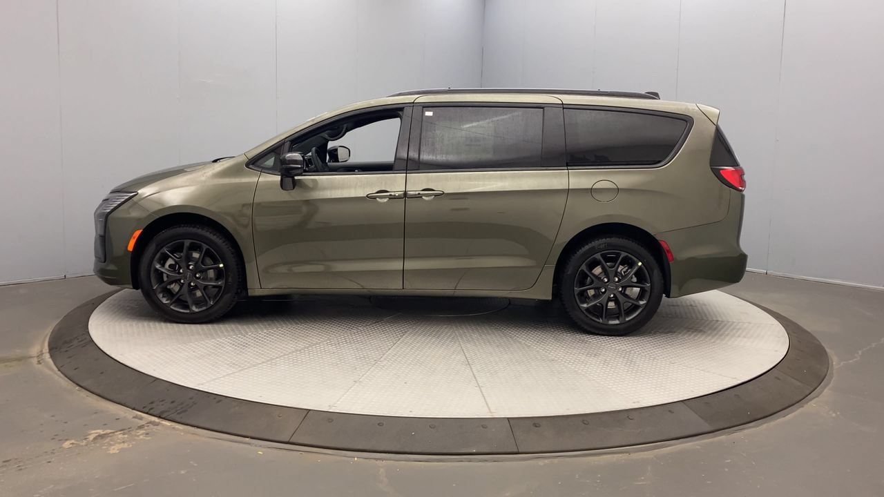 New 2027 Chrysler Pacifica Limited AWD/4WD image 2