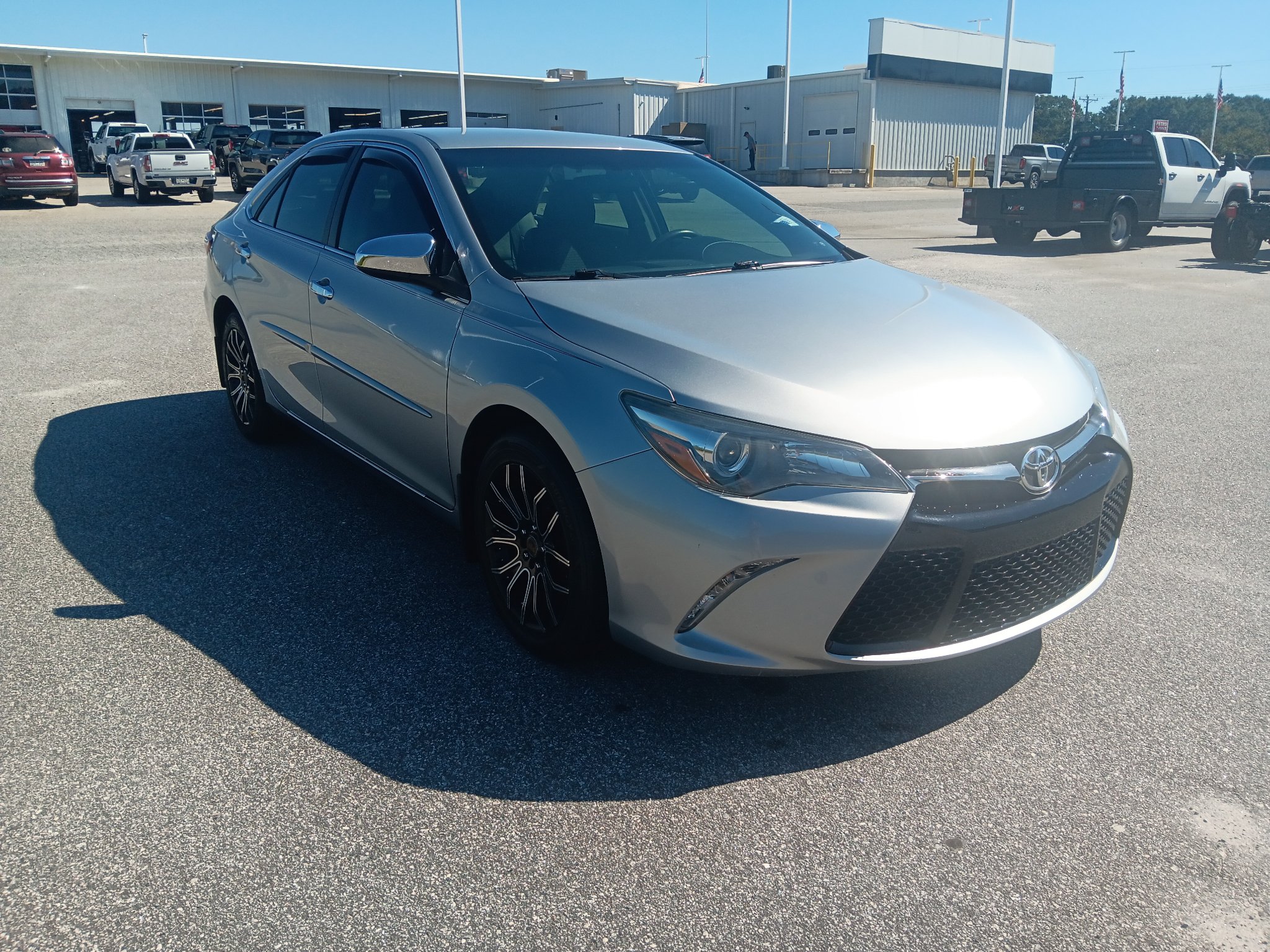 Used 2015 Toyota Camry SE FWD image 11