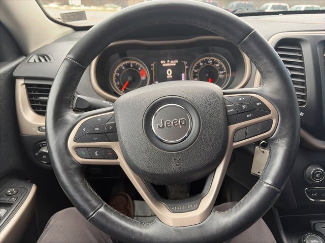 Used 2017 Jeep Cherokee Latitude w/ Cold Weather Group image 17