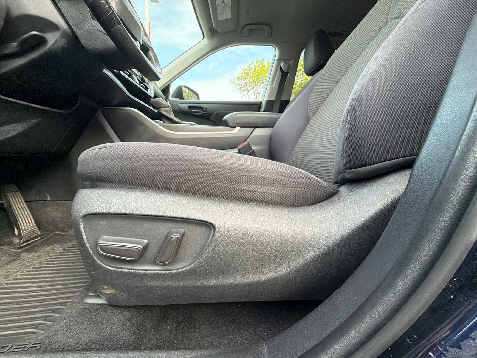 Used 2023 Toyota Highlander L image 13