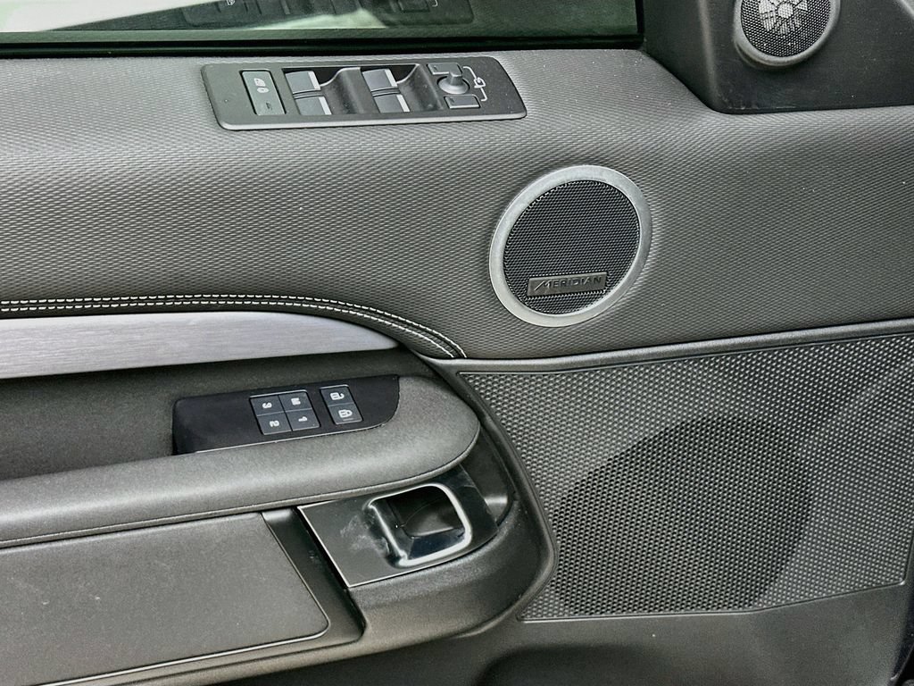Certified 2025 Land Rover Discovery Dynamic SE AWD/4WD image 19