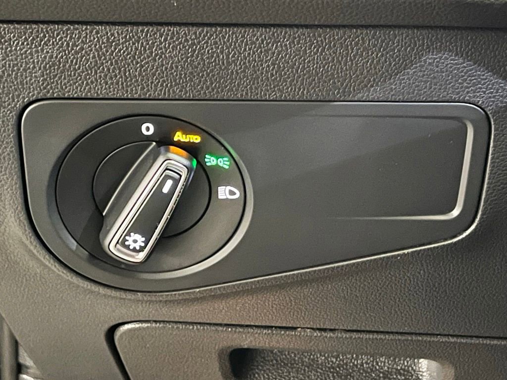 Used 2022 Volkswagen Tiguan SE w/ Panoramic Sunroof Package image 16