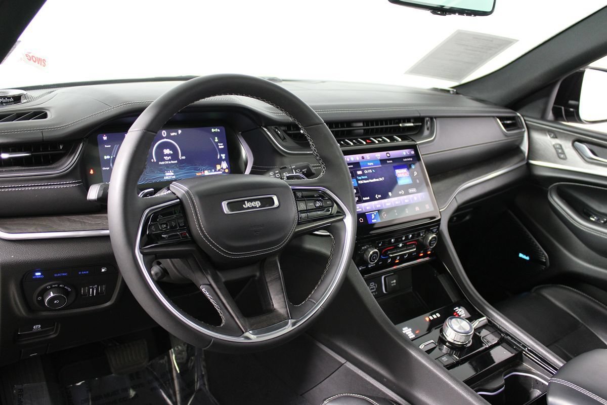 Used 2022 Jeep Grand Cherokee Overland w/ Luxury Tech Group IV AWD/4WD image 6