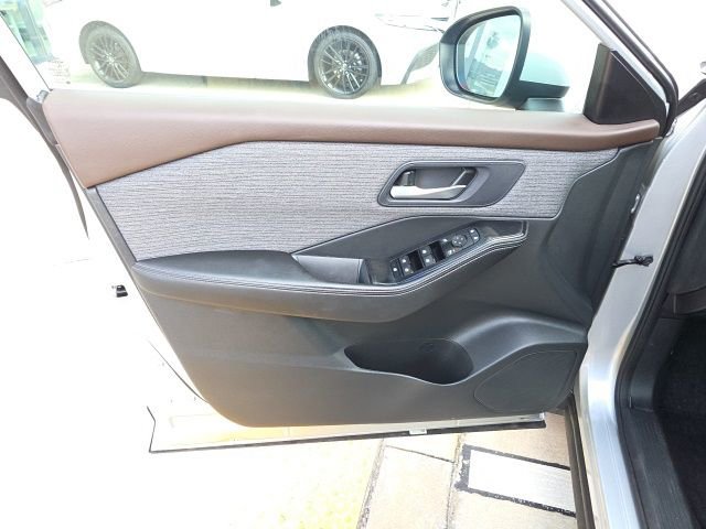 Used 2023 Nissan Rogue SV image 11