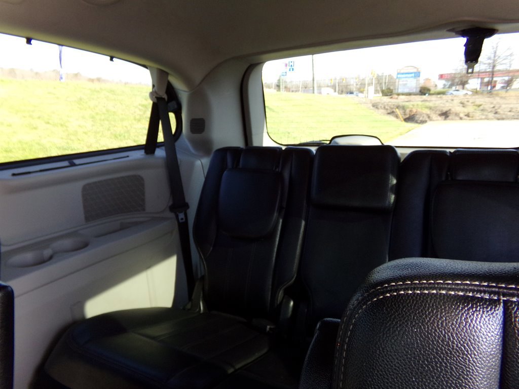 Used 2013 Chrysler Town & Country Touring-L w/ Driver Convenience Group image 8
