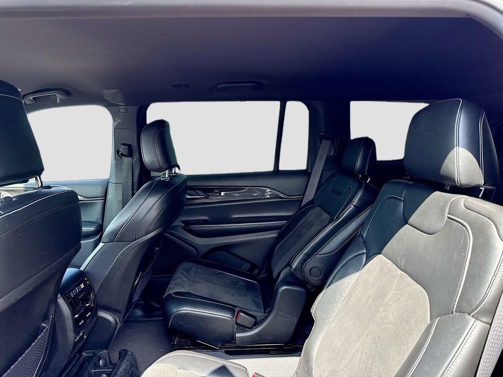 Used 2023 Jeep Grand Cherokee L Laredo image 21