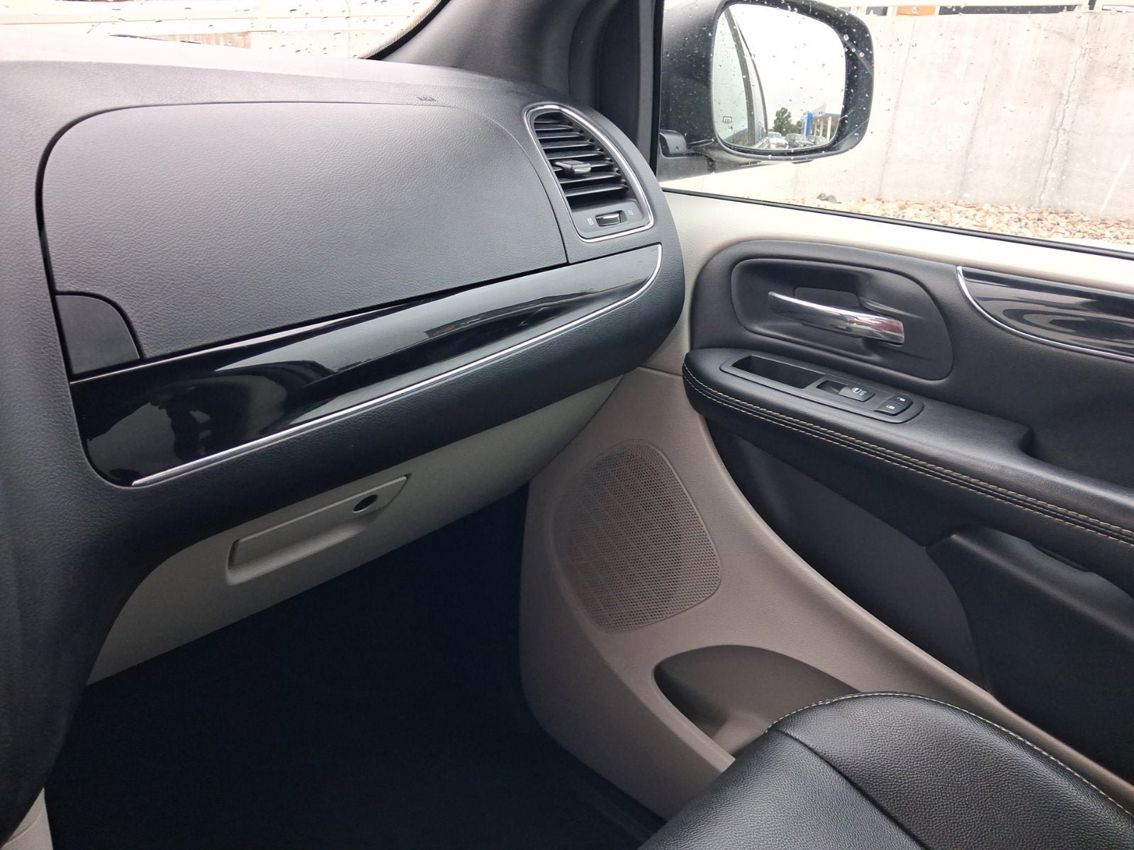 Used 2019 Dodge Grand Caravan SXT FWD image 23