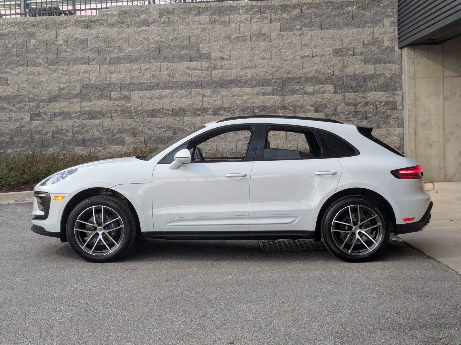 Certified 2026 Porsche Macan AWD/4WD image 2