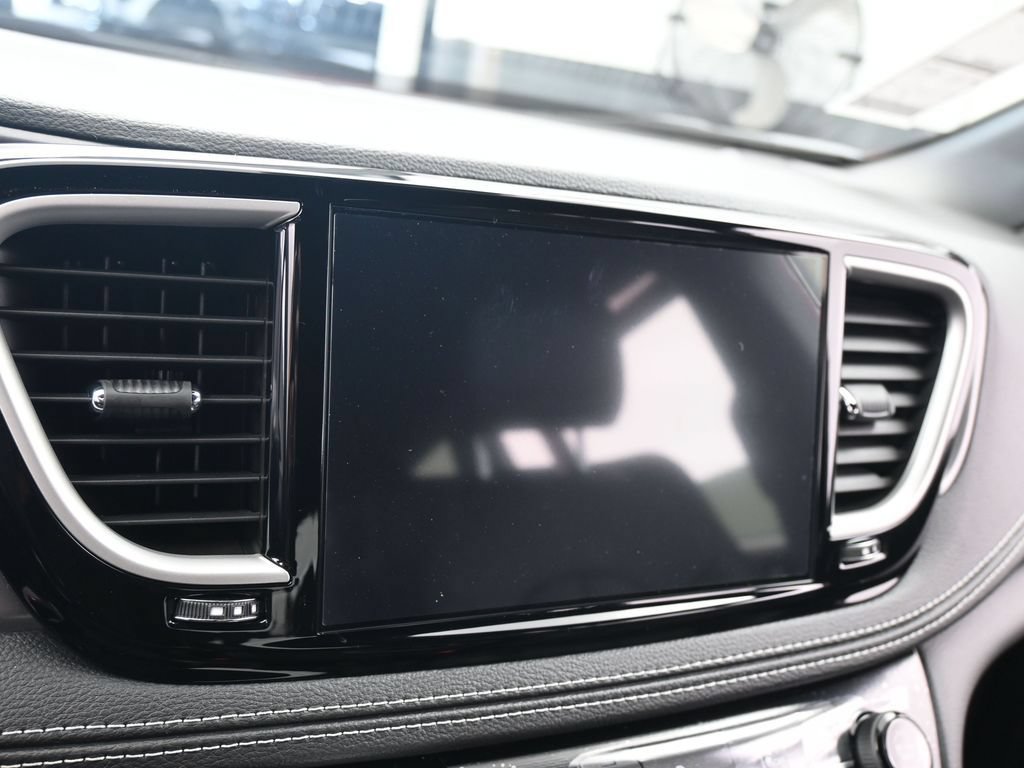 New 2026 Chrysler Pacifica Select FWD image 17