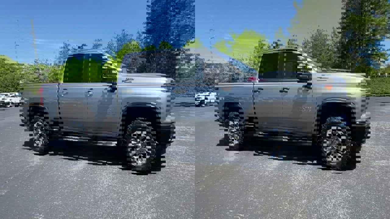 Used 2024 Chevrolet Silverado 2500 Custom w/ Custom Value Package image 2
