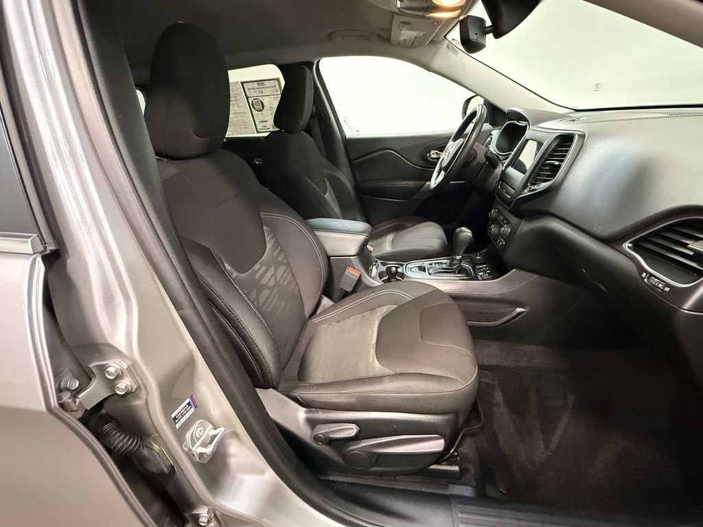 Used 2019 Jeep Cherokee Latitude w/ Comfort & Convenience Group AWD/4WD image 13