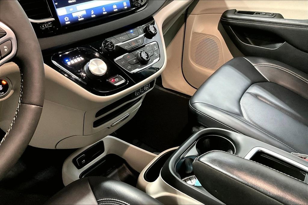 Used 2023 Chrysler Pacifica Touring-L image 19