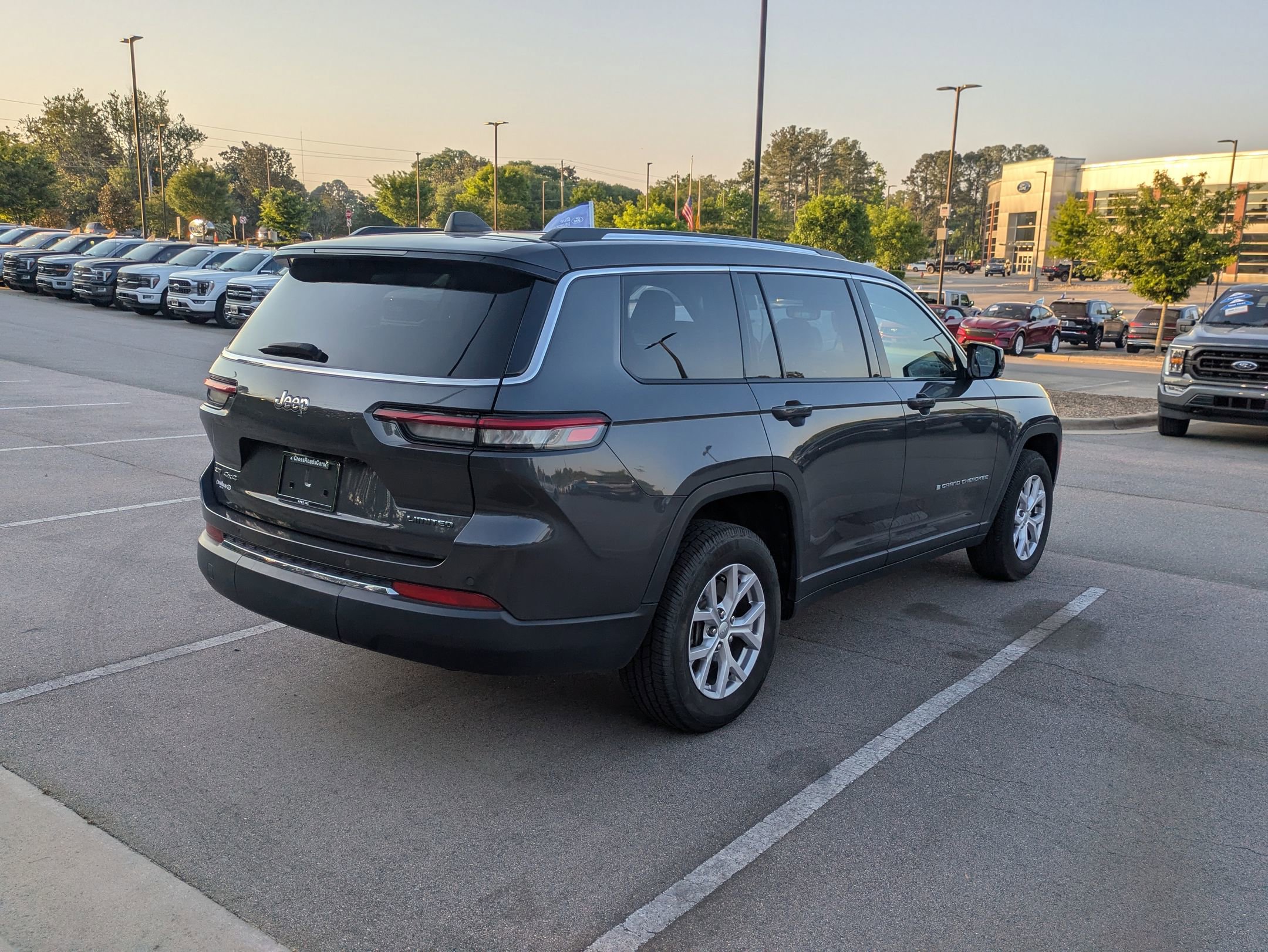 Used 2022 Jeep Grand Cherokee L Limited AWD/4WD image 4