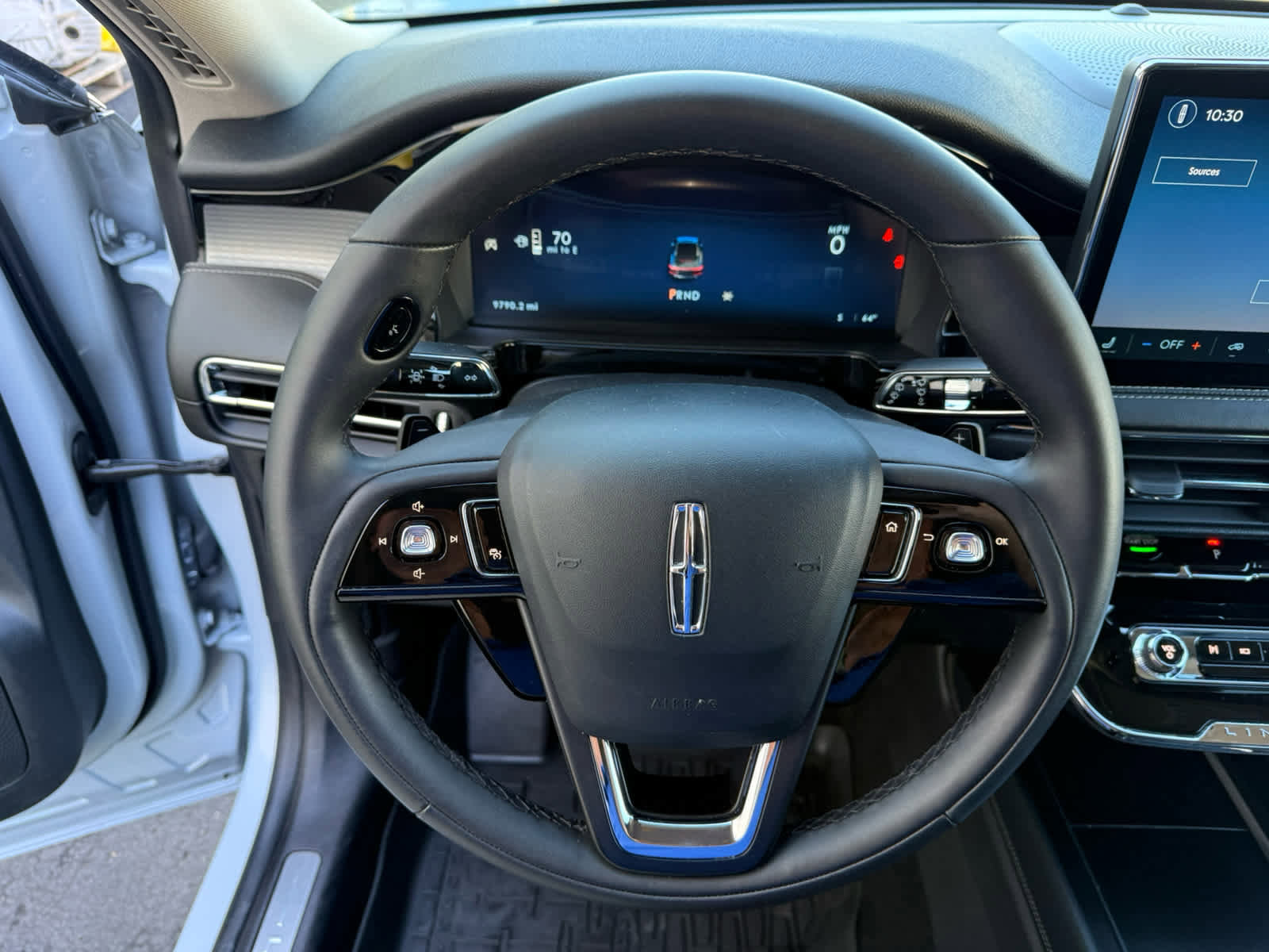 Used 2025 Lincoln Corsair AWD image 2