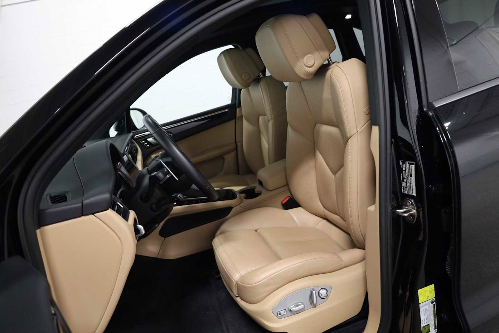 Certified 2024 Porsche Macan AWD/4WD image 5