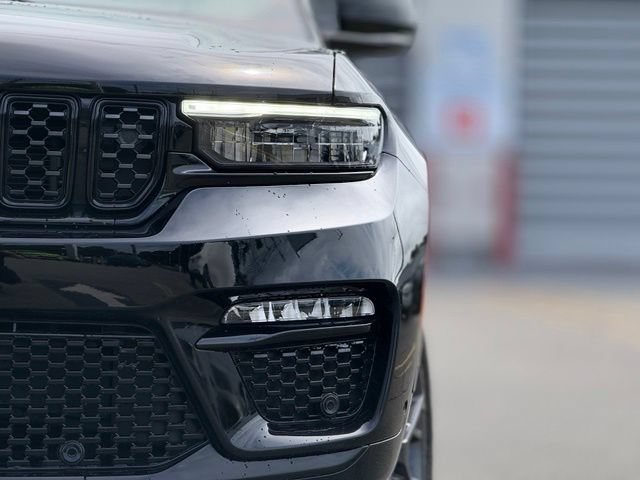 Used 2023 Jeep Grand Cherokee Summit AWD/4WD image 12