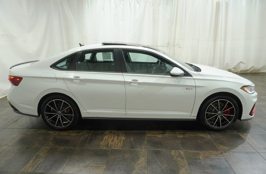 Used 2025 Volkswagen Jetta GLI Autobahn FWD image 3