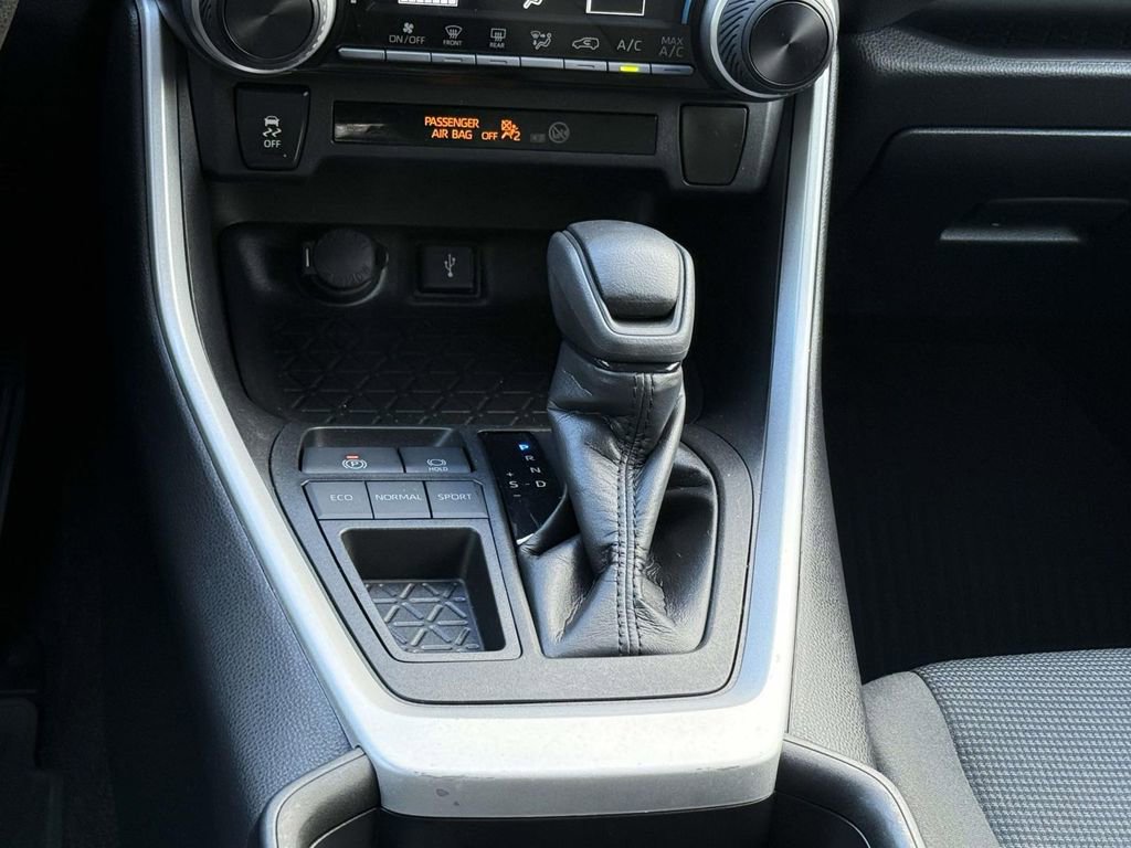 Used 2021 Toyota RAV4 LE image 19