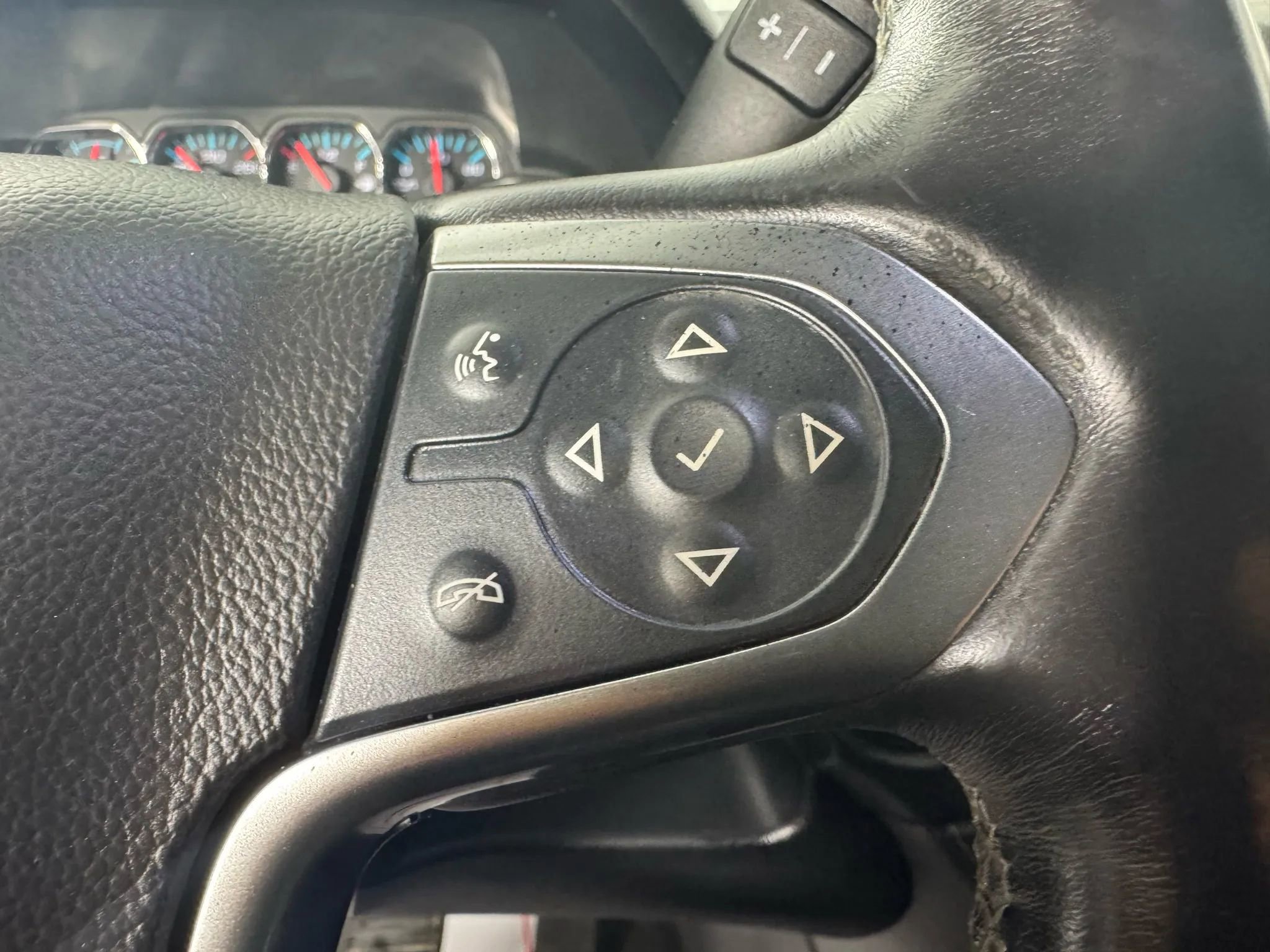 Used 2015 Chevrolet Suburban LT w/ Luxury Package image 16