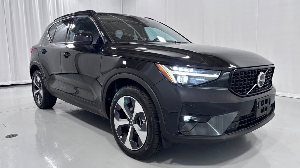 Certified 2026 Volvo XC40 B5 Plus AWD/4WD image 4