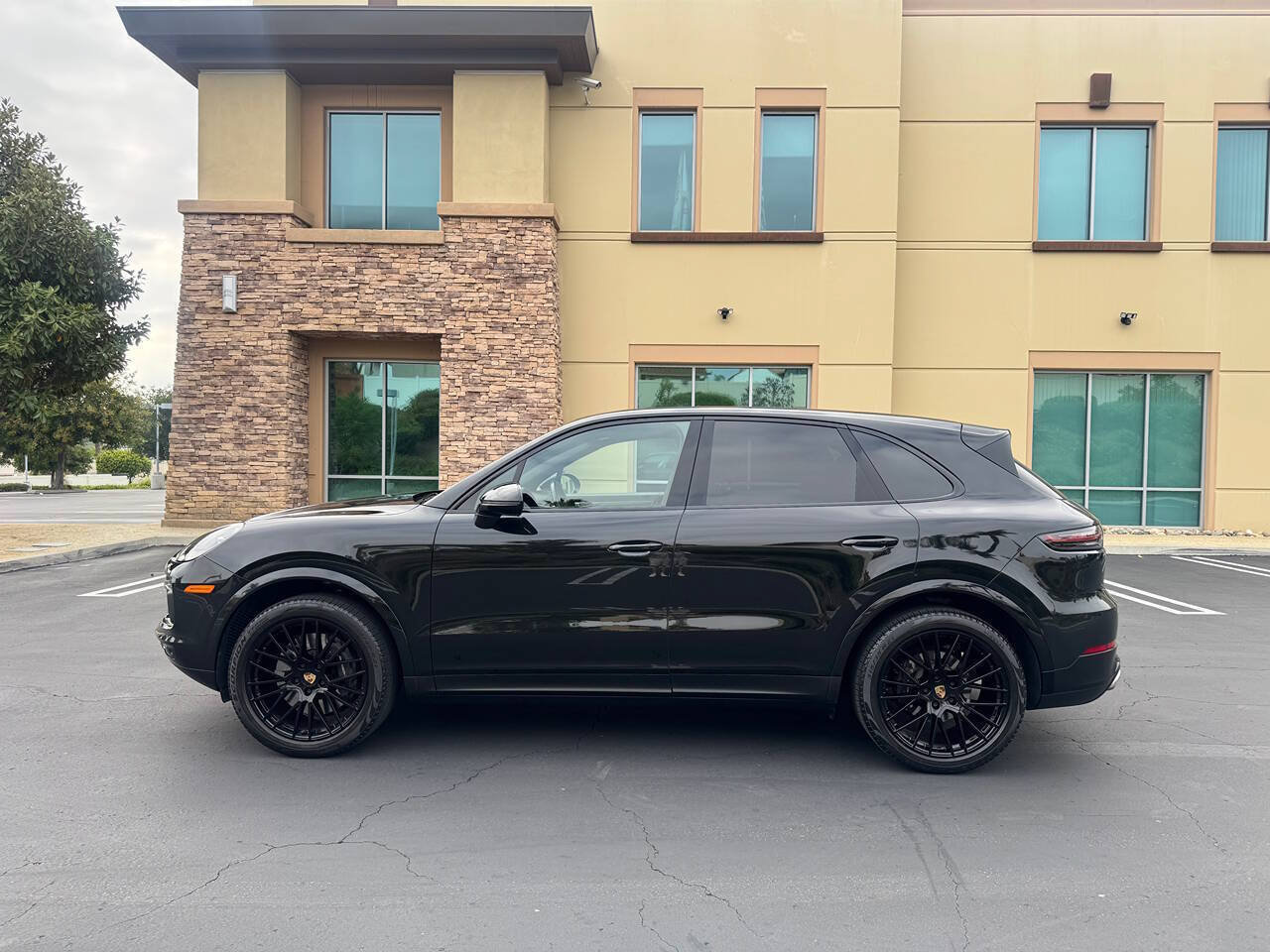 Used 2023 Porsche Cayenne Platinum Edition AWD/4WD image 2