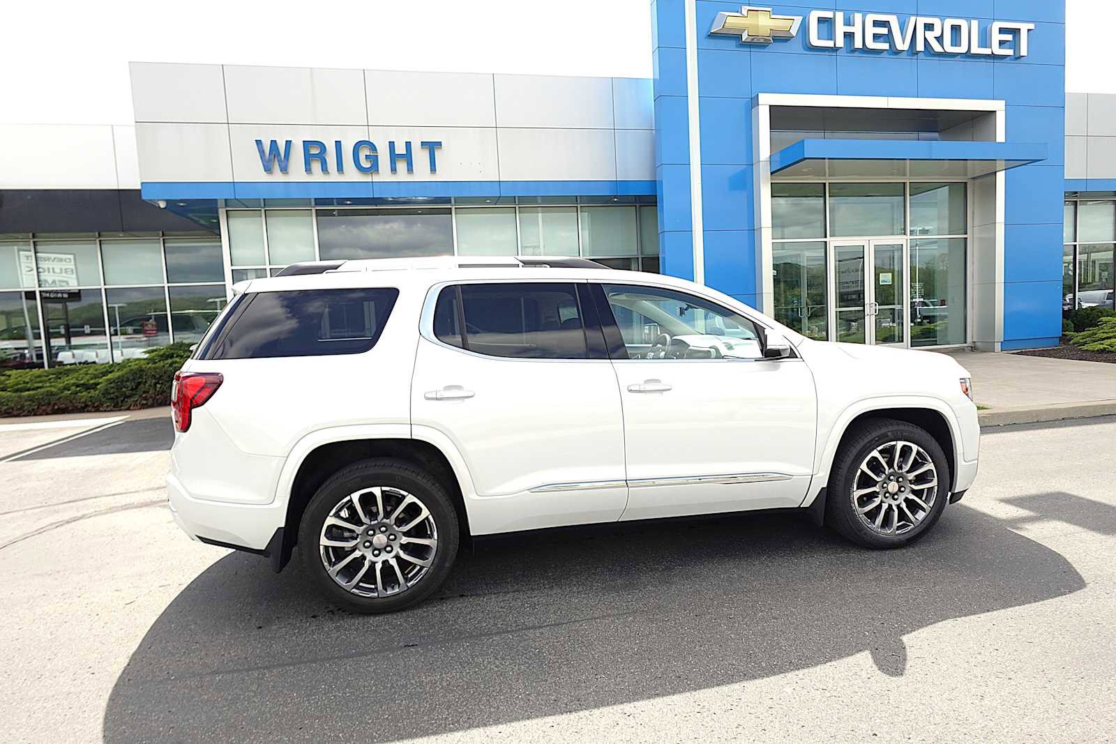 Used 2023 GMC Acadia Denali w/ Denali Ultimate Package AWD/4WD image 2