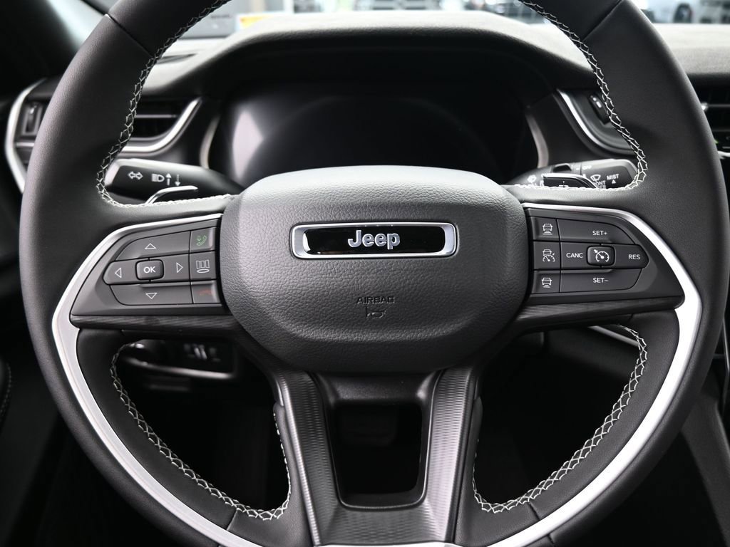 Used 2025 Jeep Grand Cherokee Laredo image 21