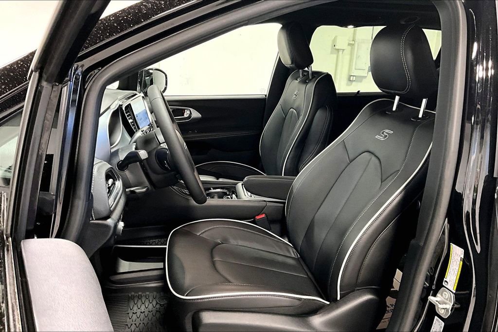 New 2026 Chrysler Pacifica Limited w/ S Appearance Package image 26