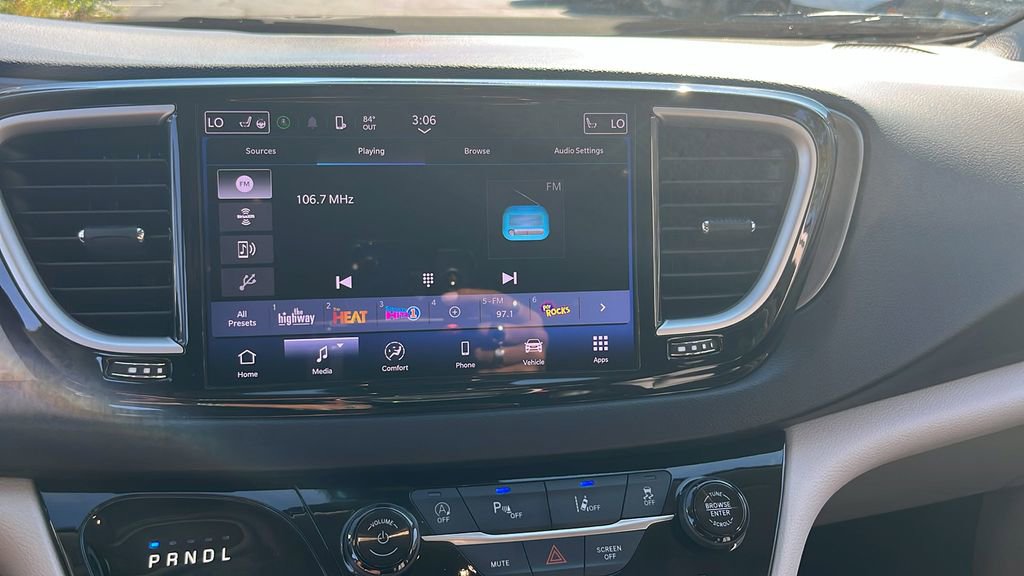 Used 2024 Chrysler Pacifica Touring-L image 18