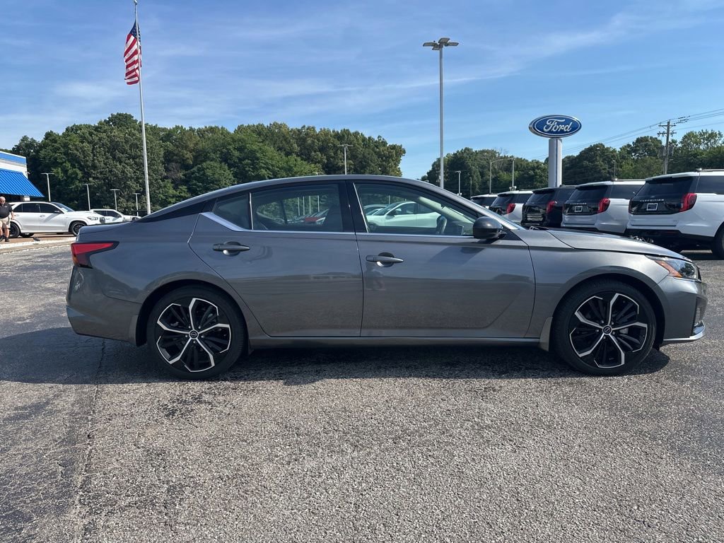Used 2024 Nissan Altima 2.5 SR FWD image 2