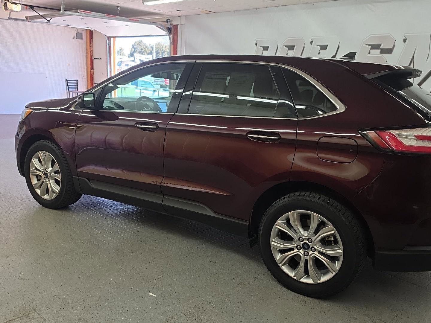 Used 2022 Ford Edge Titanium w/ Equipment Group 301A AWD/4WD image 3