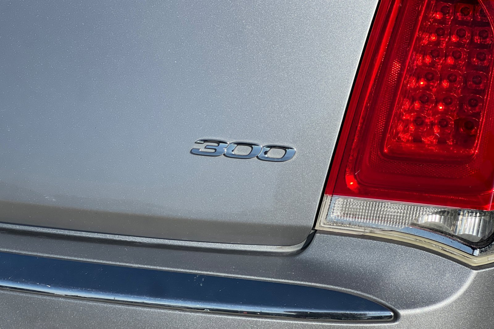 Used 2018 Chrysler 300 Limited image 22