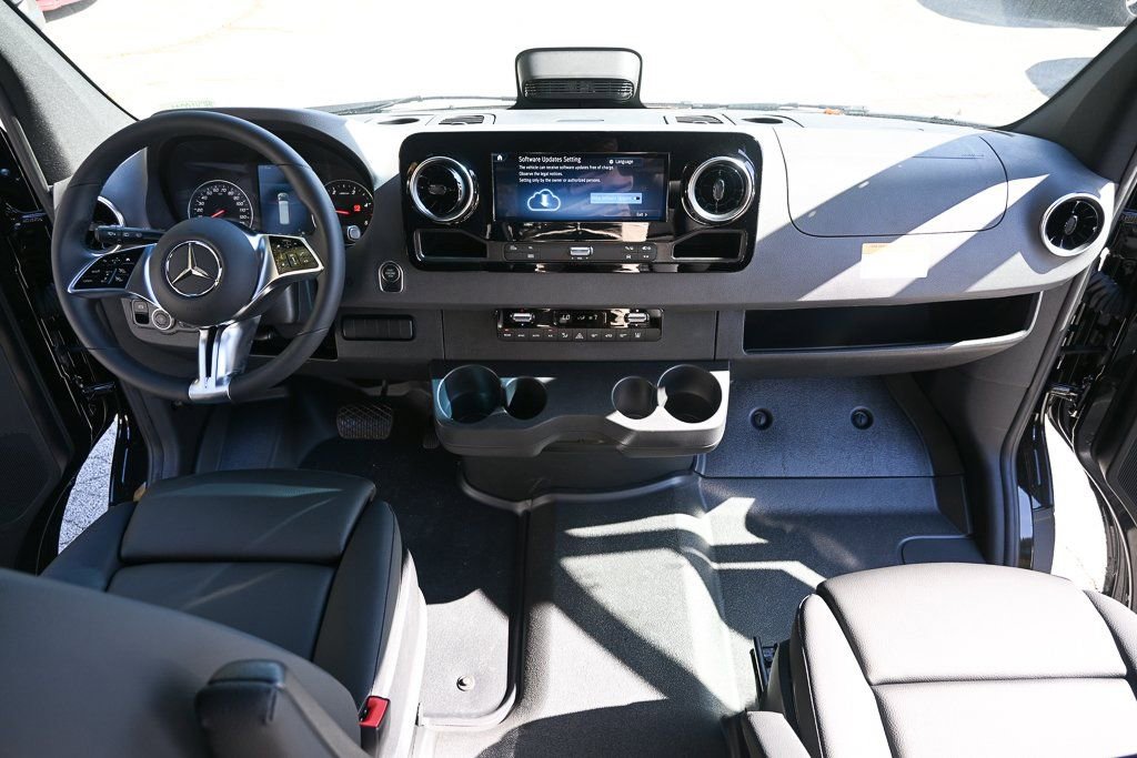 Used 2025 Mercedes-Benz Sprinter 2500 image 16