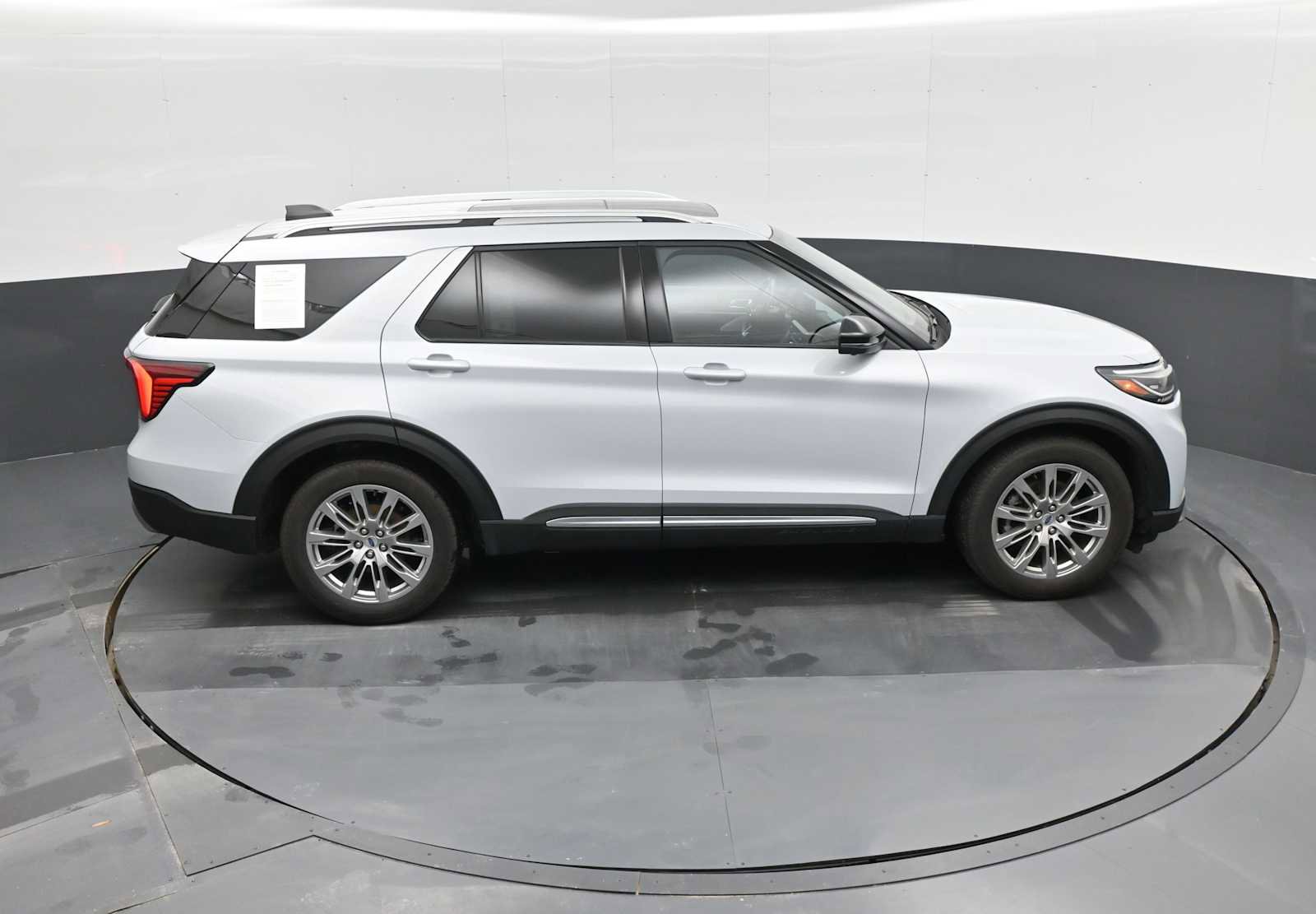 Used 2025 Ford Explorer Platinum image 28