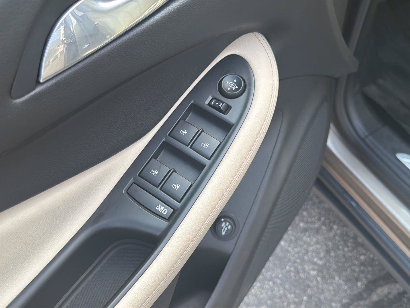 Certified 2018 Buick Envision Essence AWD/4WD image 29