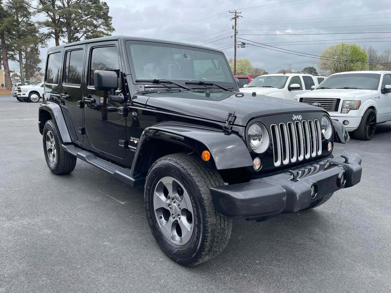 Used 2018 Jeep Wrangler Unlimited Sahara w/ Connectivity Group AWD/4WD image 4