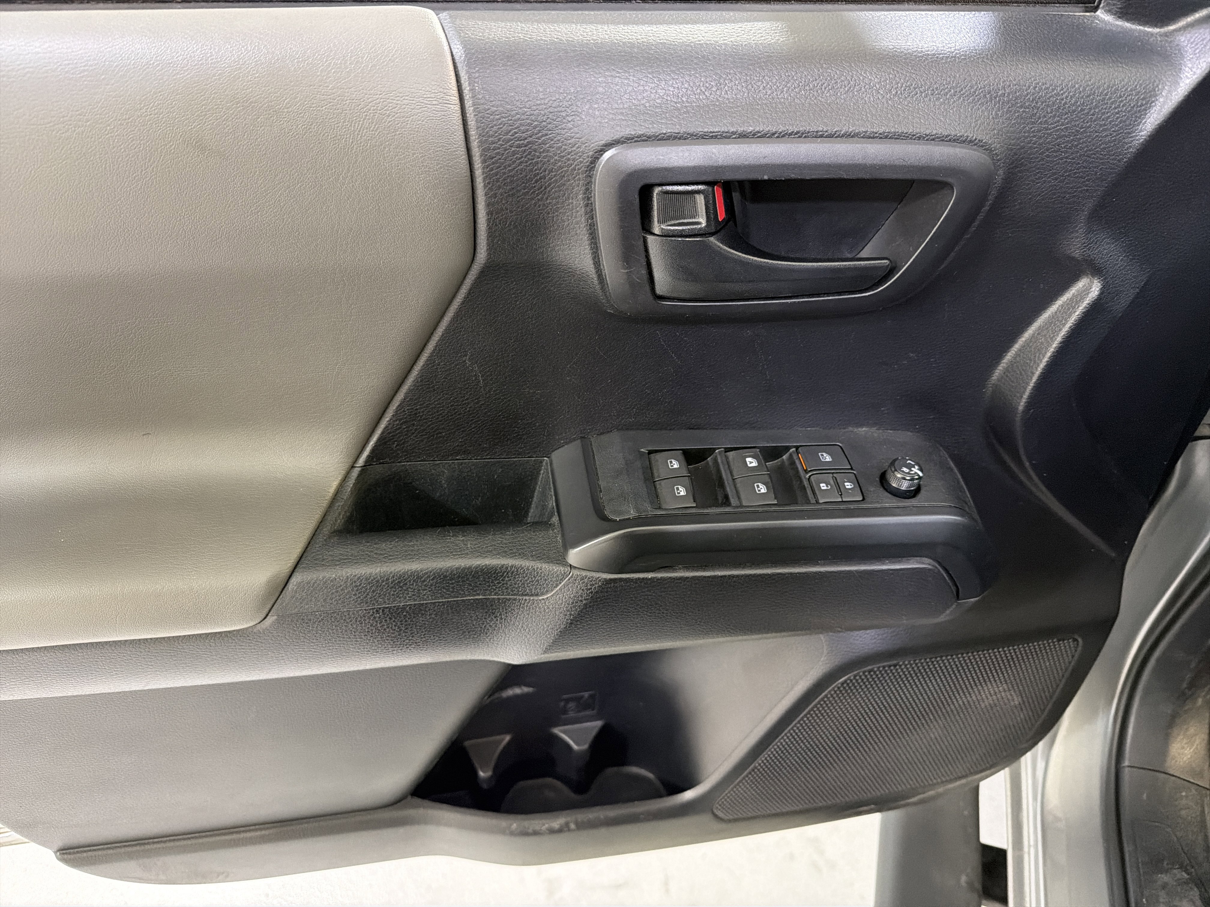 Used 2020 Toyota Tacoma SR w/ SR Convenience Package image 14