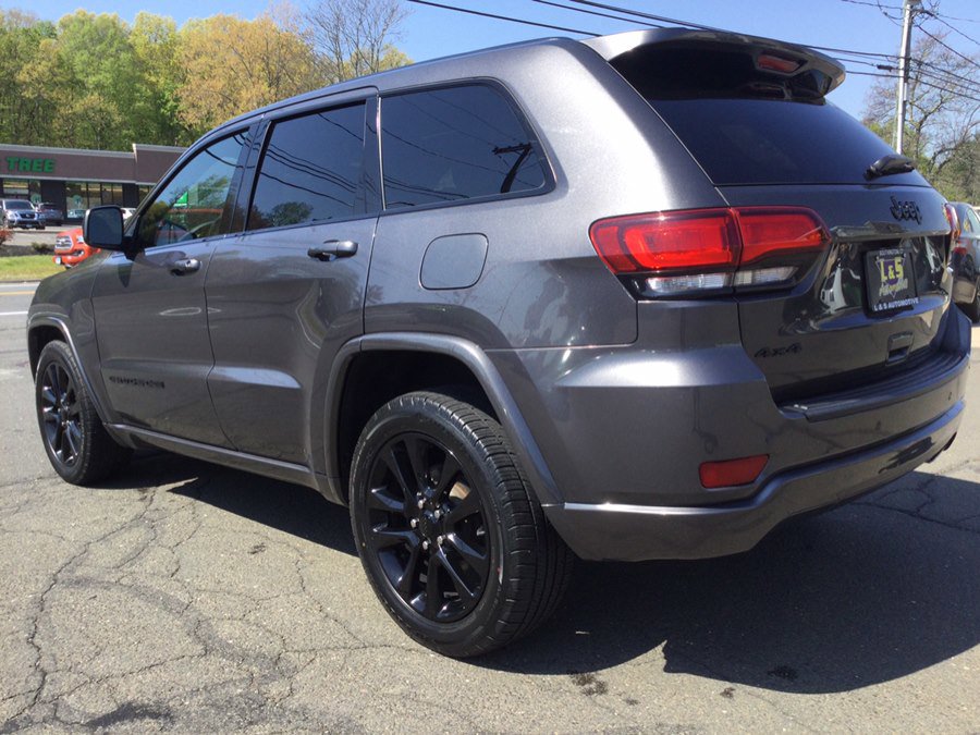 Used 2018 Jeep Grand Cherokee Altitude AWD/4WD image 10