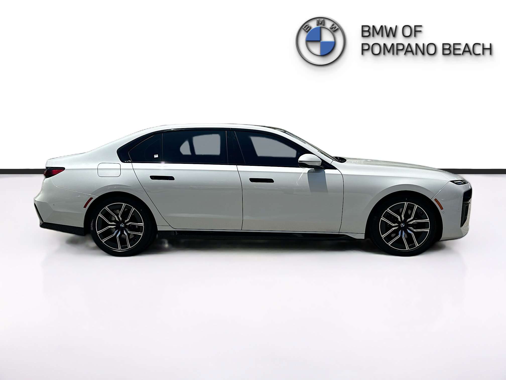 Used 2023 BMW 740i w/ Parking Assistance Package RWD image 8