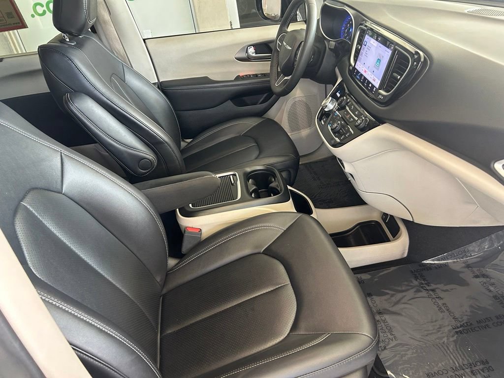 Used 2024 Chrysler Pacifica Touring-L FWD image 23