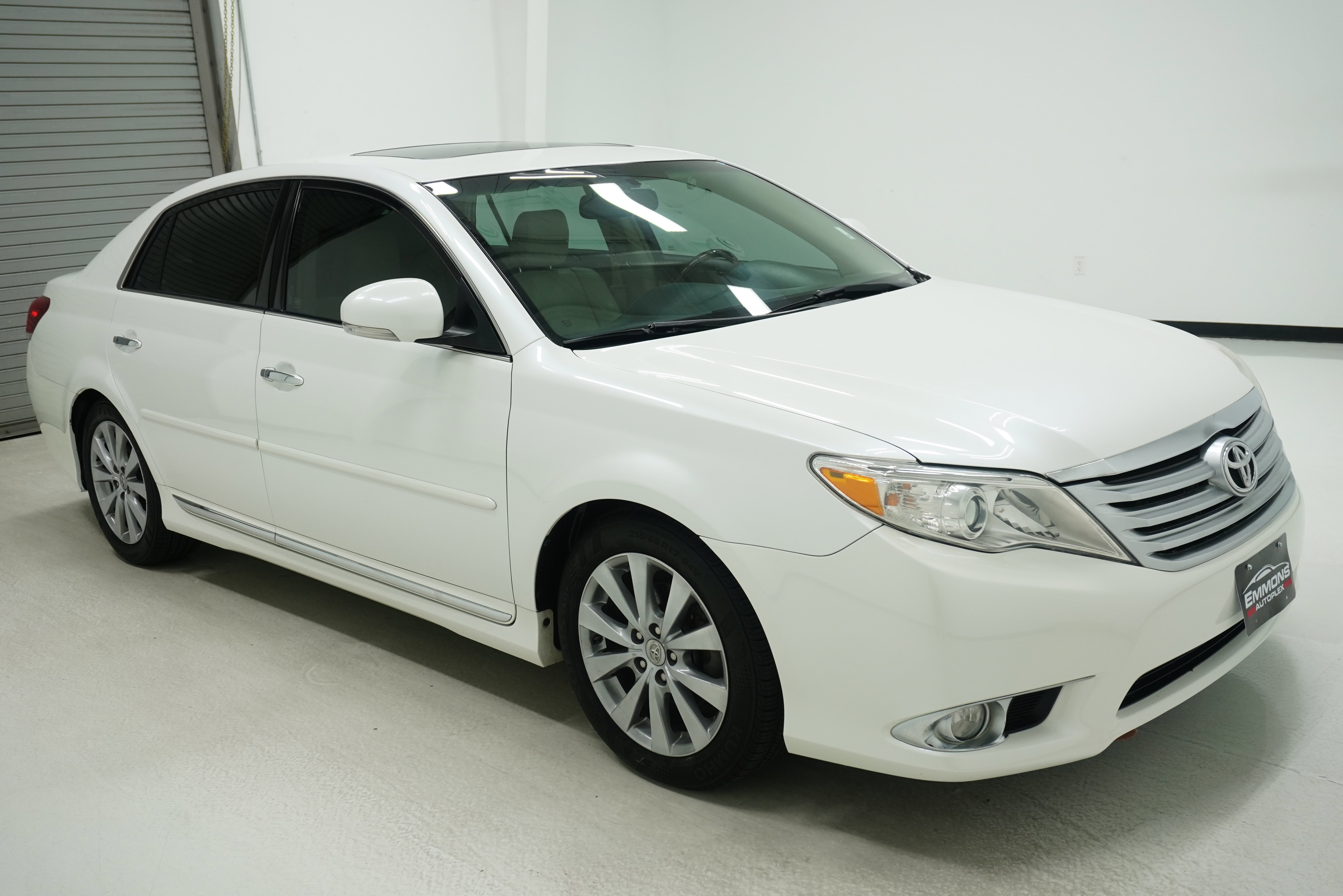 Used 2011 Toyota Avalon Limited FWD image 3