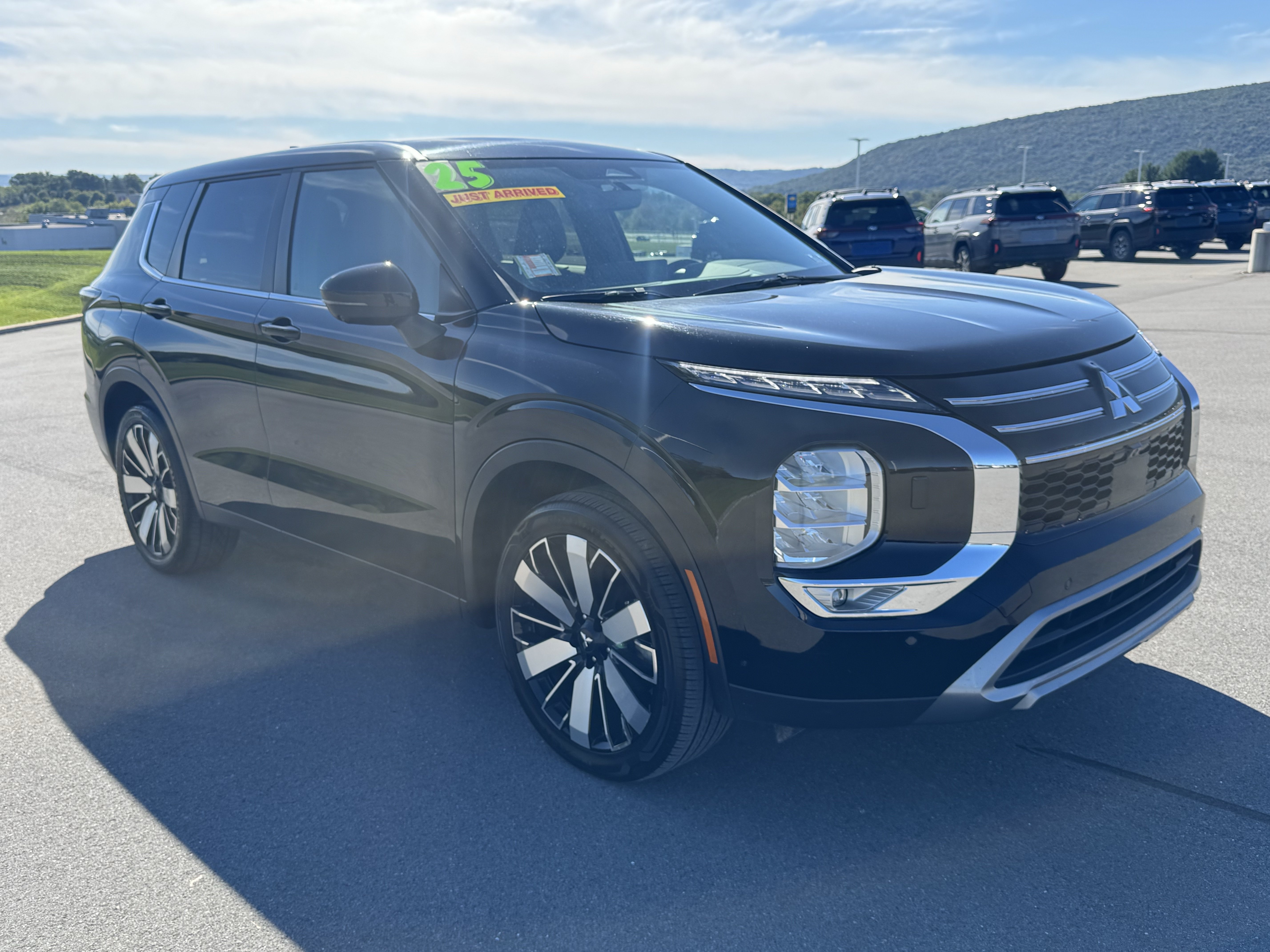 Used 2025 Mitsubishi Outlander SE