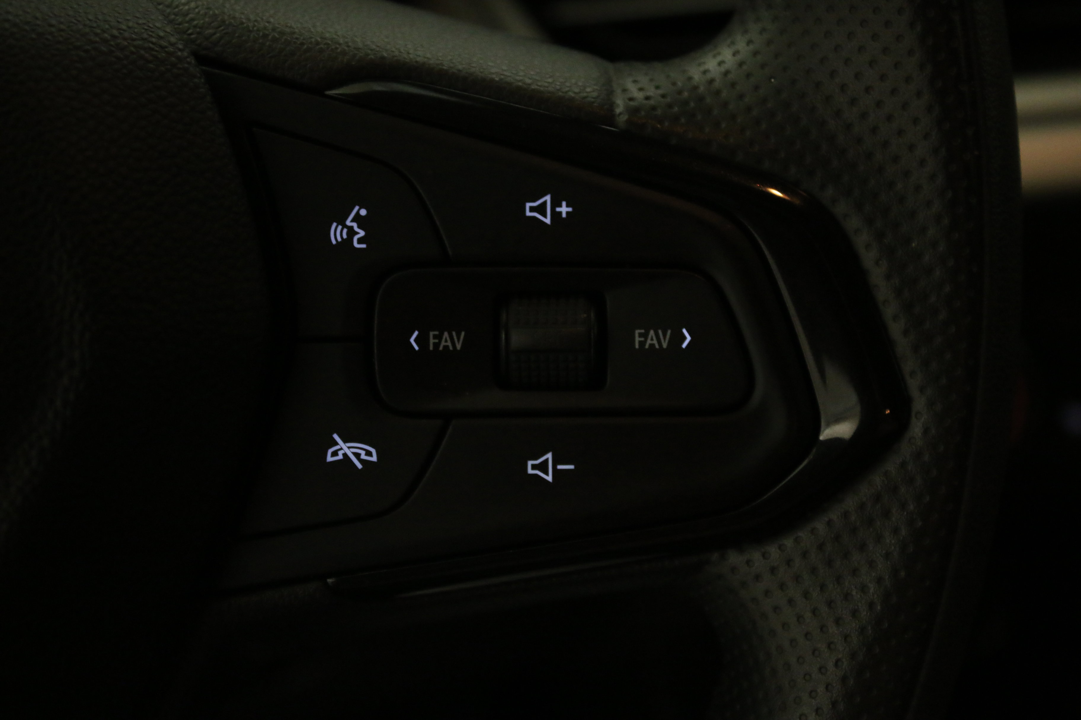 Used 2024 Chevrolet Trax LS w/ LS Convenience Package FWD image 16