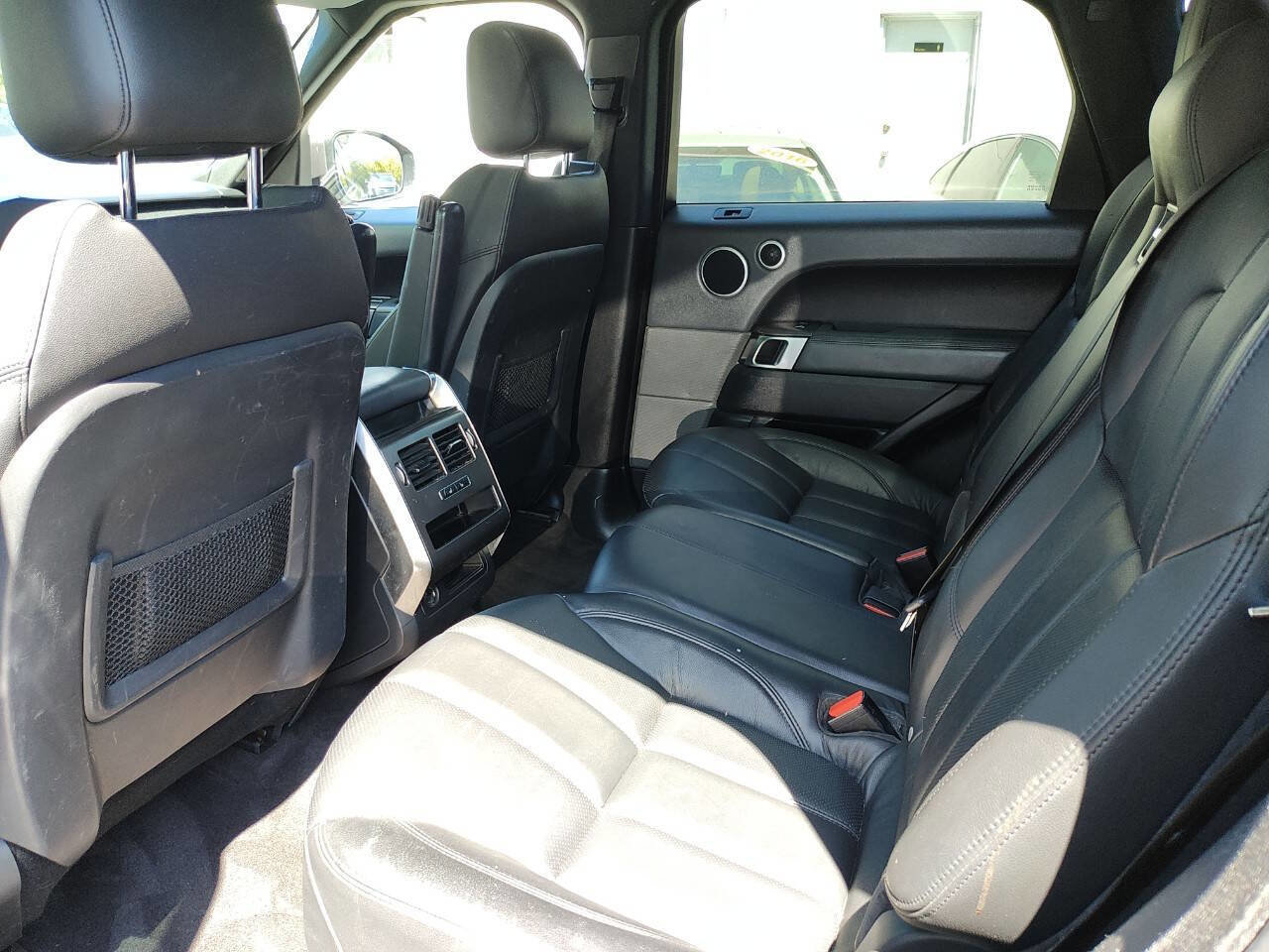 Used 2015 Land Rover Range Rover Sport SE image 40