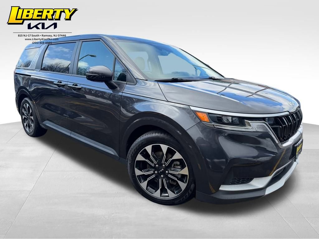 Used 2023 Kia Carnival EX image 1