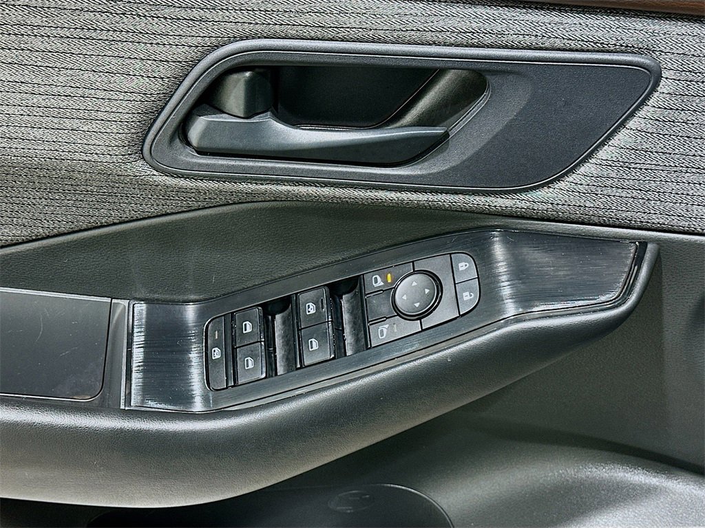 Used 2023 Nissan Rogue S image 17