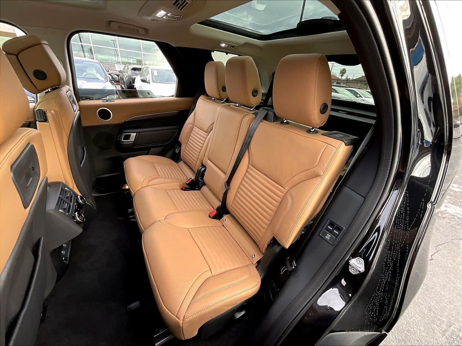 New 2025 Land Rover Discovery Metropolitan Edition AWD/4WD image 12