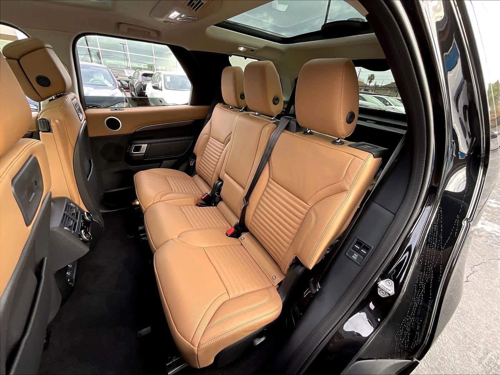 New 2025 Land Rover Discovery Metropolitan Edition AWD/4WD image 12
