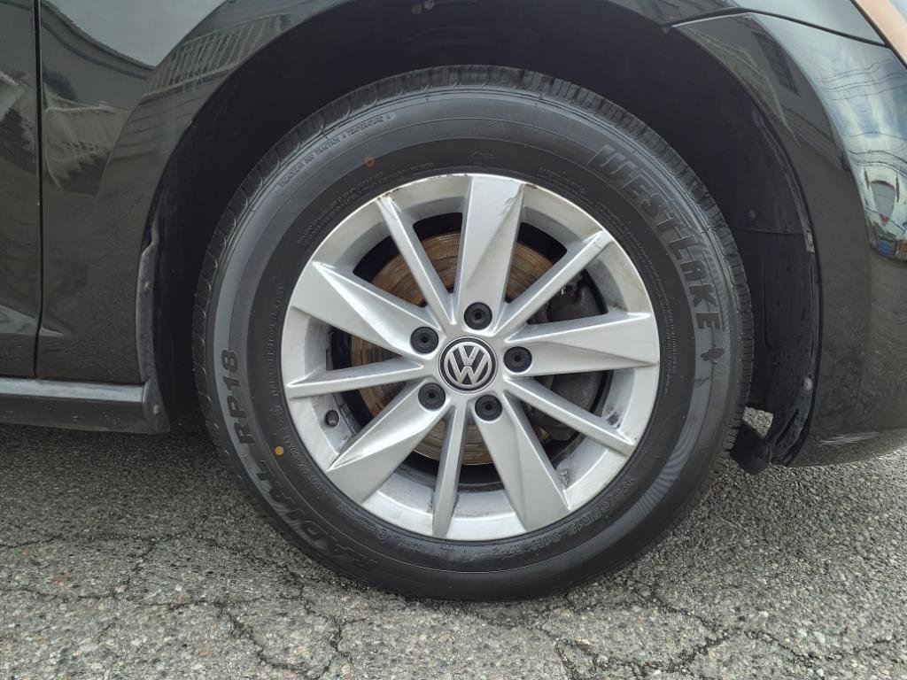 Used 2017 Volkswagen Golf S image 7